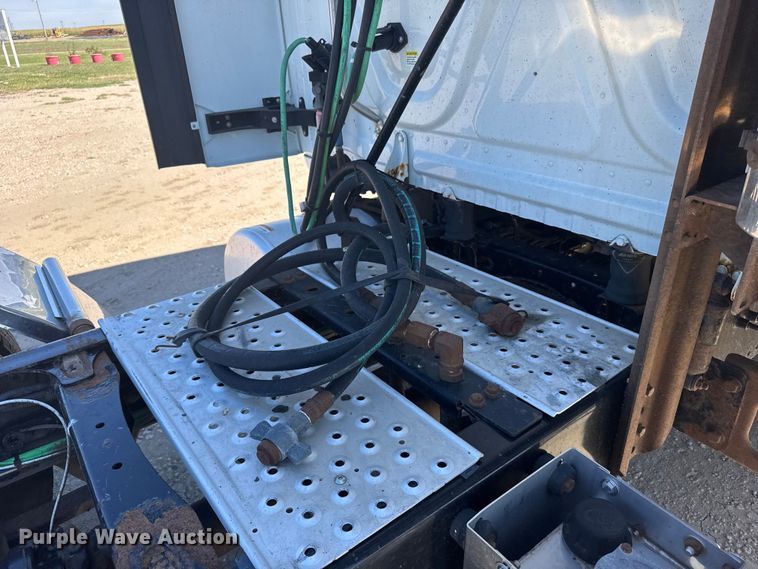 image for item ER2405 2016 Freightliner Cascadia glider kit semi truck