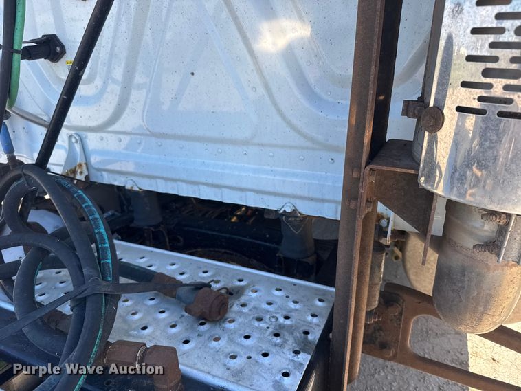 image for item ER2405 2016 Freightliner Cascadia glider kit semi truck