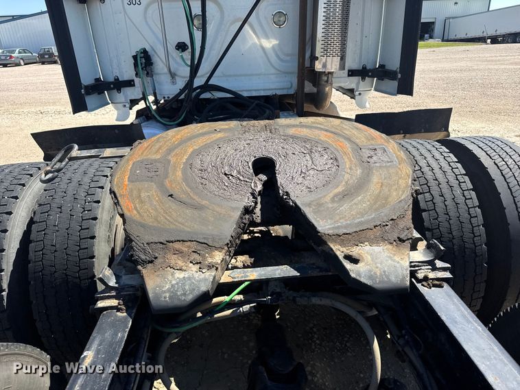 image for item ER2405 2016 Freightliner Cascadia glider kit semi truck