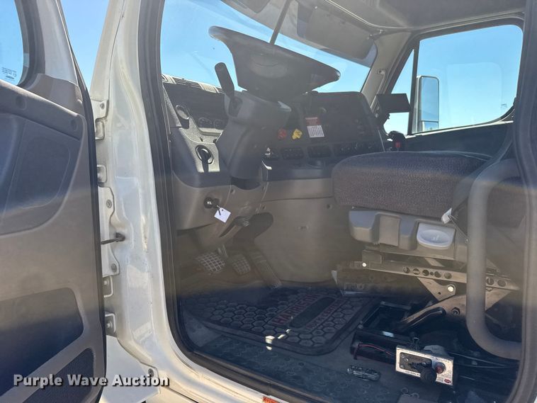 image for item ER2405 2016 Freightliner Cascadia glider kit semi truck