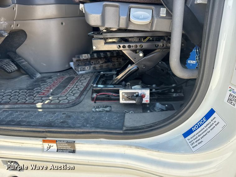 image for item ER2405 2016 Freightliner Cascadia glider kit semi truck