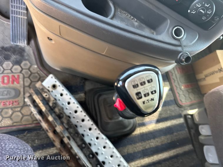 image for item ER2405 2016 Freightliner Cascadia glider kit semi truck