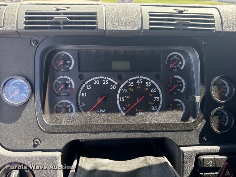 image for item ER2405 2016 Freightliner Cascadia glider kit semi truck