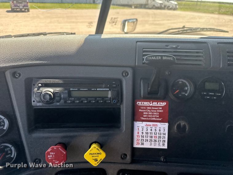 image for item ER2405 2016 Freightliner Cascadia glider kit semi truck