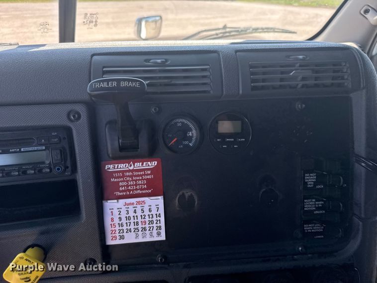 image for item ER2405 2016 Freightliner Cascadia glider kit semi truck