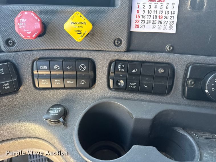 image for item ER2405 2016 Freightliner Cascadia glider kit semi truck