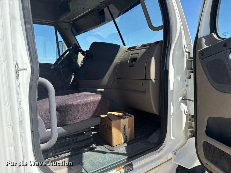 image for item ER2405 2016 Freightliner Cascadia glider kit semi truck