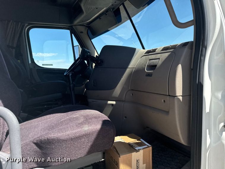 image for item ER2405 2016 Freightliner Cascadia glider kit semi truck