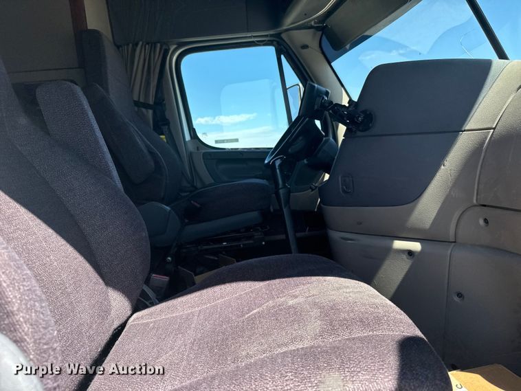 image for item ER2405 2016 Freightliner Cascadia glider kit semi truck