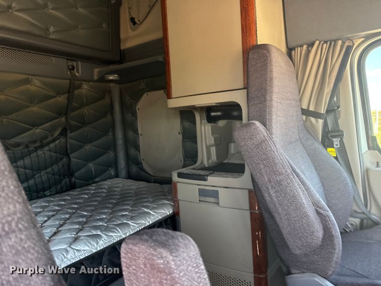 image for item ER2405 2016 Freightliner Cascadia glider kit semi truck