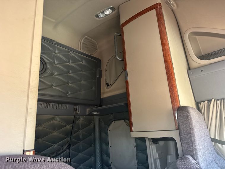 image for item ER2405 2016 Freightliner Cascadia glider kit semi truck