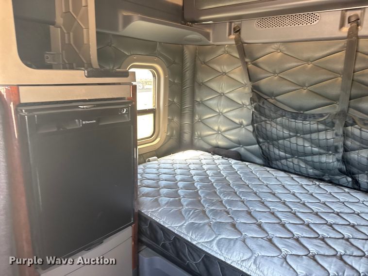 image for item ER2405 2016 Freightliner Cascadia glider kit semi truck