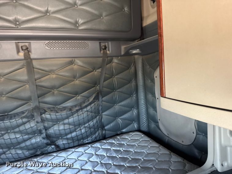 image for item ER2405 2016 Freightliner Cascadia glider kit semi truck