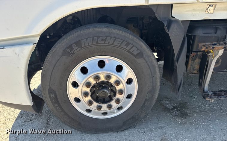 image for item ER2405 2016 Freightliner Cascadia glider kit semi truck