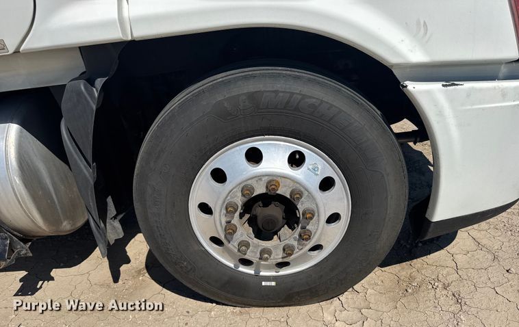 image for item ER2405 2016 Freightliner Cascadia glider kit semi truck