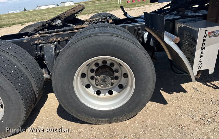 image for item ER2405 2016 Freightliner Cascadia glider kit semi truck