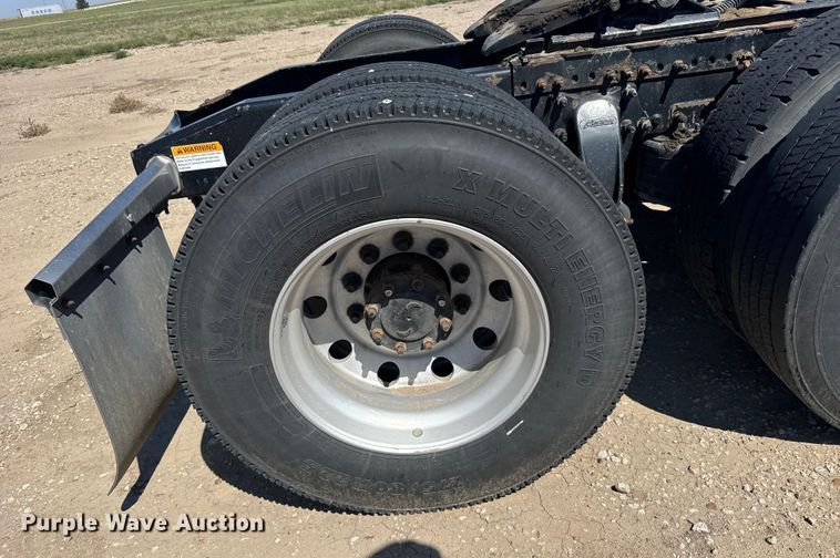 image for item ER2405 2016 Freightliner Cascadia glider kit semi truck