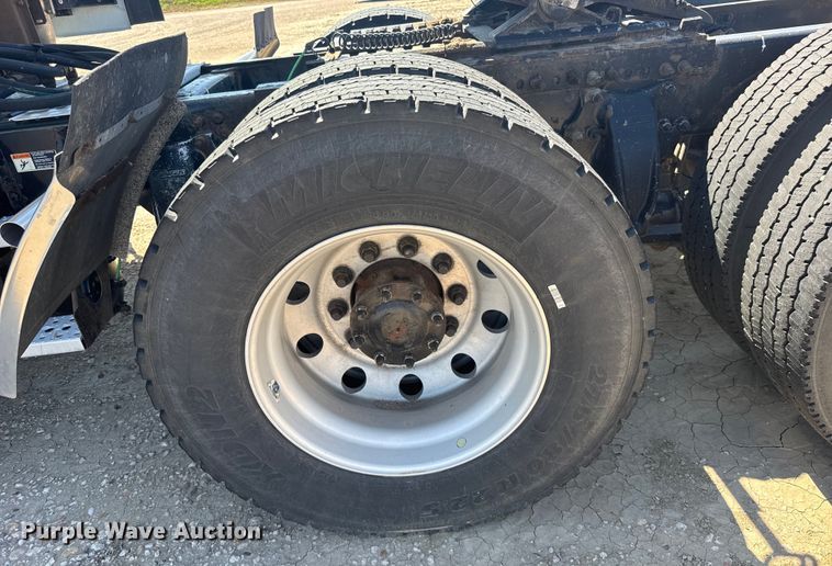 image for item ER2405 2016 Freightliner Cascadia glider kit semi truck