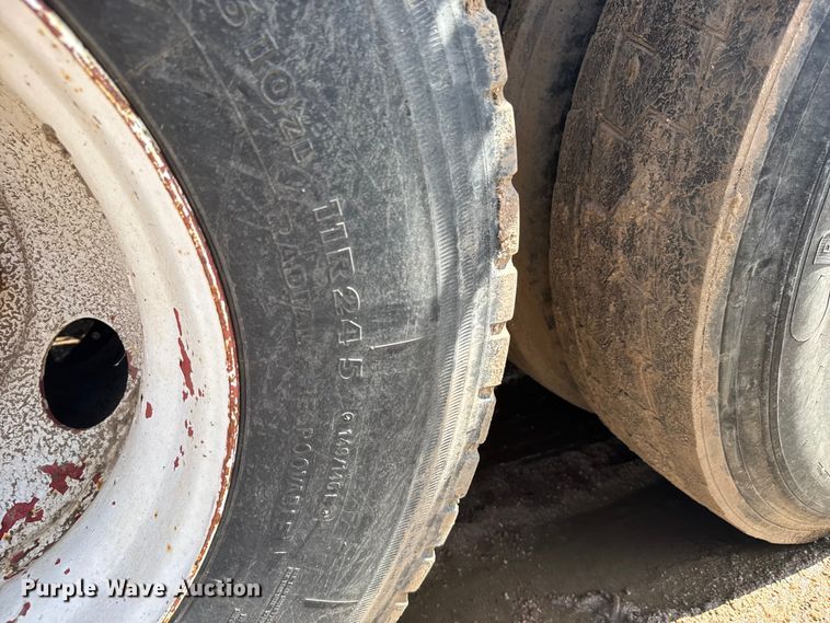 image for item ER2463 1982 Atoka 330FF oilfield trailer