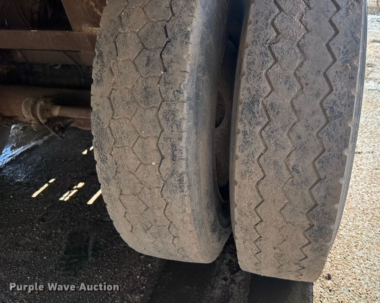 image for item ER2463 1982 Atoka 330FF oilfield trailer