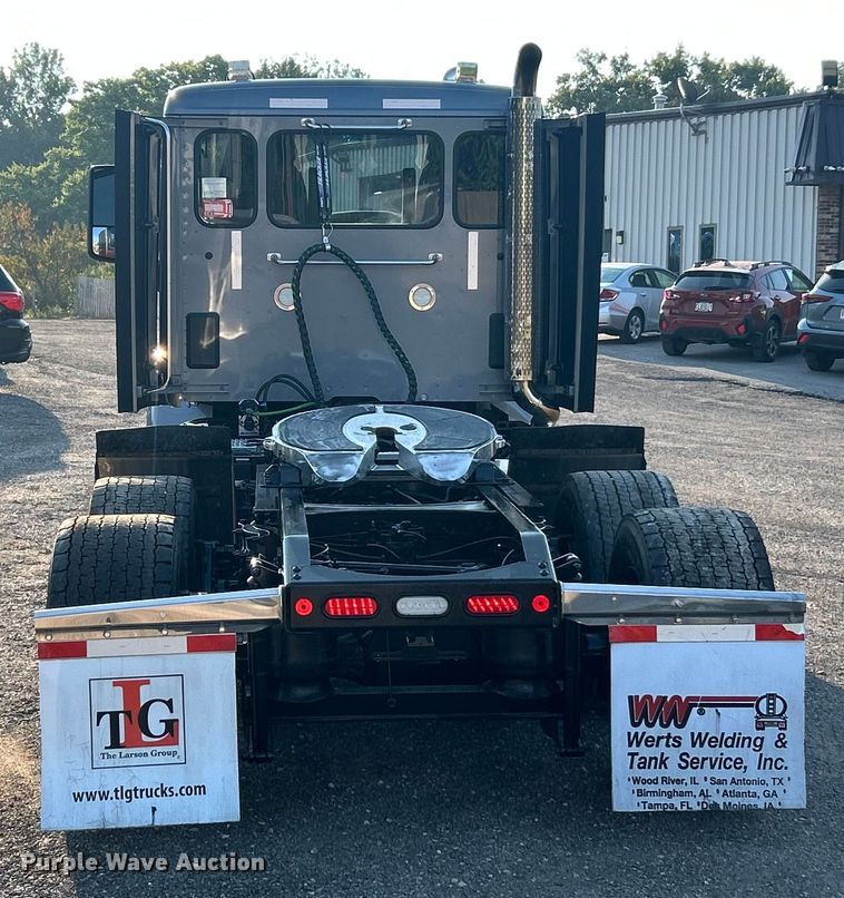 image for item ET3178 2020 Peterbilt 579 semi truck