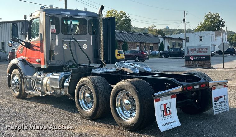 image for item ET3178 2020 Peterbilt 579 semi truck