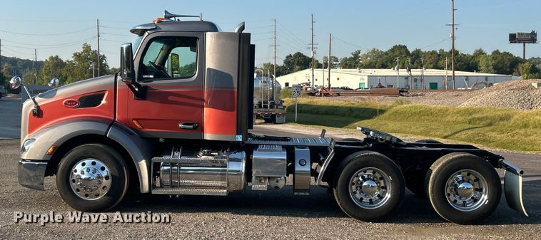 image for item ET3178 2020 Peterbilt 579 semi truck