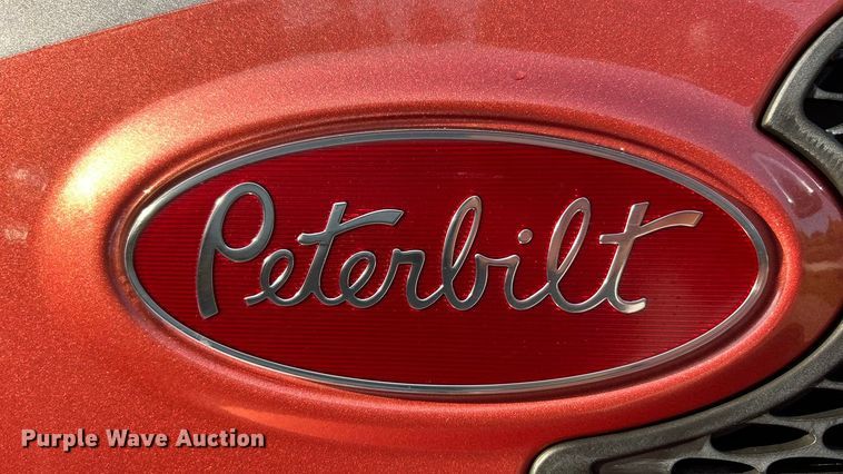 image for item ET3178 2020 Peterbilt 579 semi truck