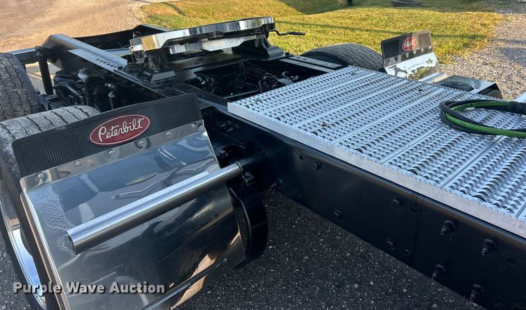 image for item ET3178 2020 Peterbilt 579 semi truck