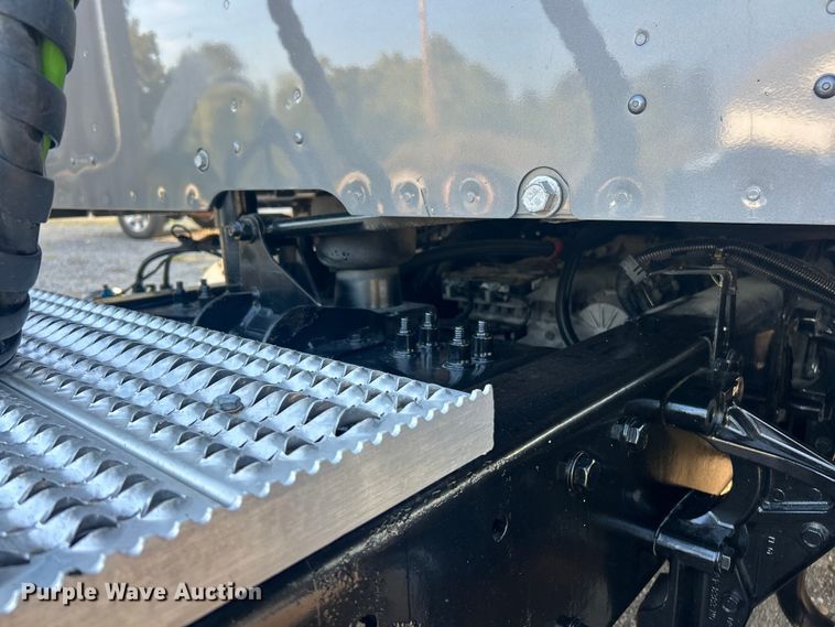 image for item ET3178 2020 Peterbilt 579 semi truck