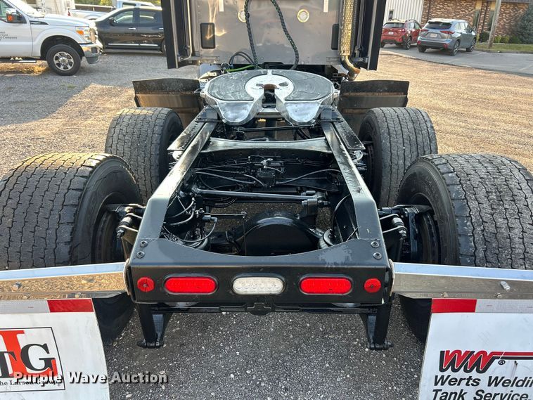 image for item ET3178 2020 Peterbilt 579 semi truck