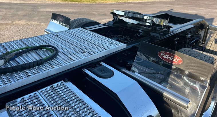 image for item ET3178 2020 Peterbilt 579 semi truck