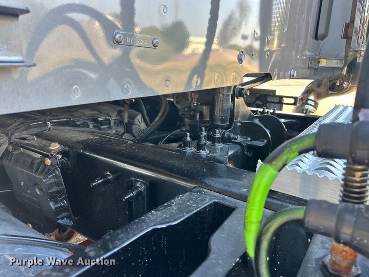 image for item ET3178 2020 Peterbilt 579 semi truck