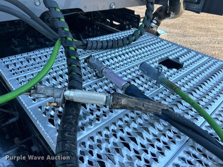 image for item ET3178 2020 Peterbilt 579 semi truck