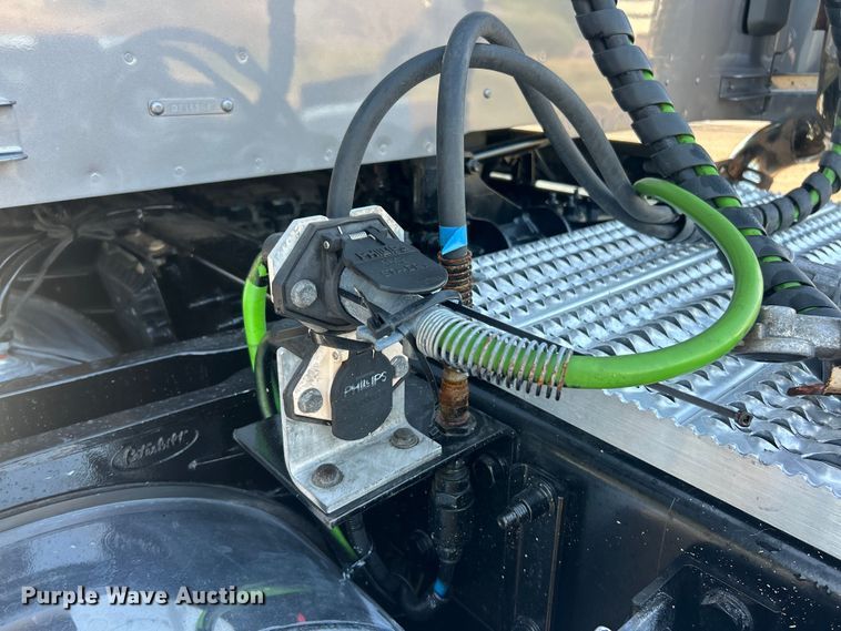 image for item ET3178 2020 Peterbilt 579 semi truck