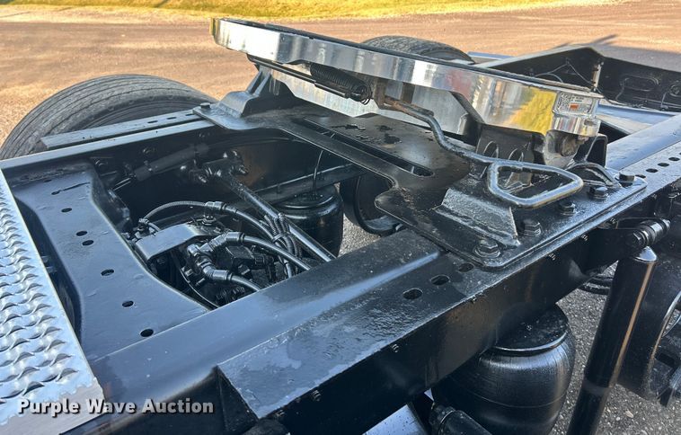 image for item ET3178 2020 Peterbilt 579 semi truck