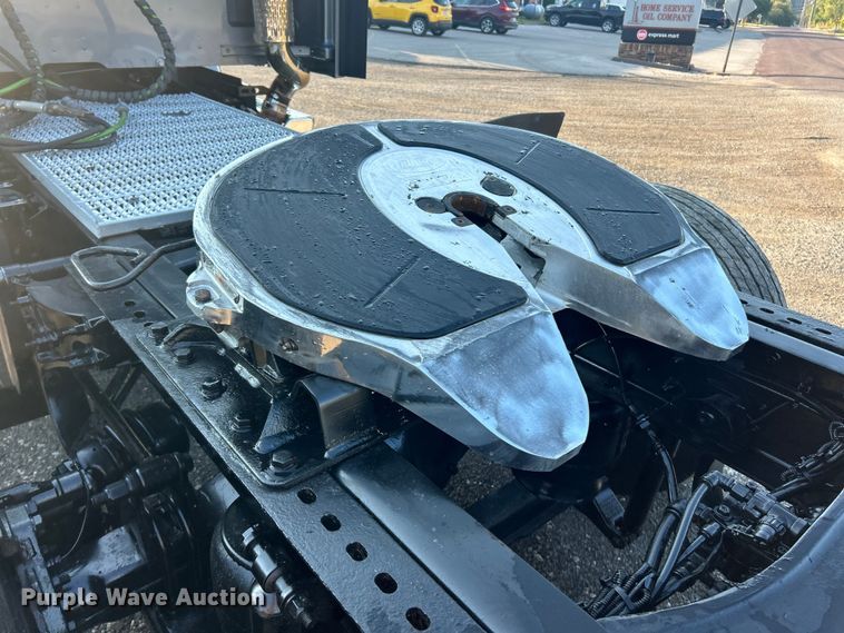 image for item ET3178 2020 Peterbilt 579 semi truck