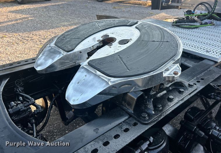 image for item ET3178 2020 Peterbilt 579 semi truck