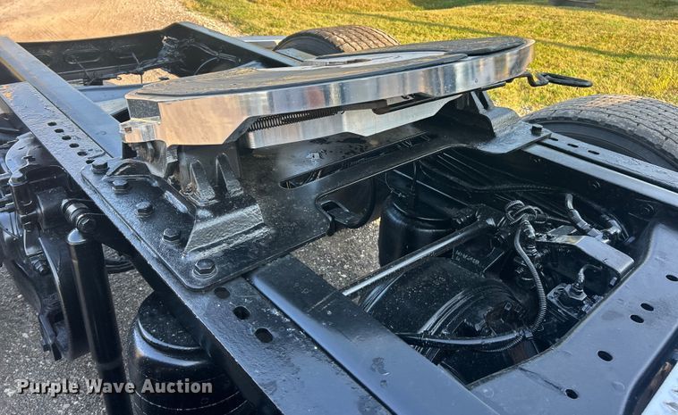 image for item ET3178 2020 Peterbilt 579 semi truck