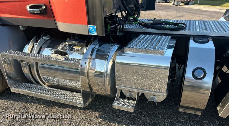 image for item ET3178 2020 Peterbilt 579 semi truck