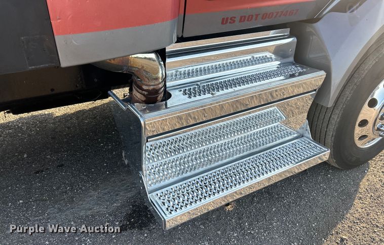 image for item ET3178 2020 Peterbilt 579 semi truck