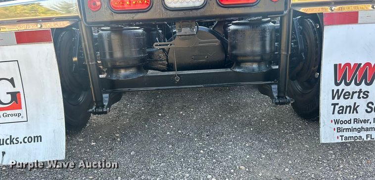 image for item ET3178 2020 Peterbilt 579 semi truck