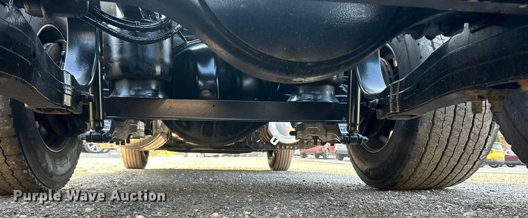 image for item ET3178 2020 Peterbilt 579 semi truck