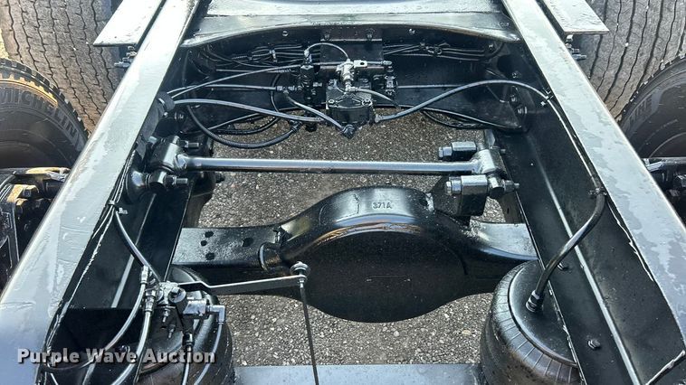 image for item ET3178 2020 Peterbilt 579 semi truck