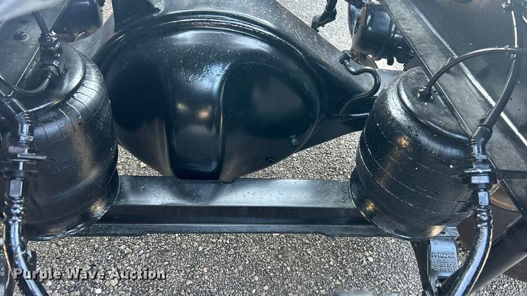 image for item ET3178 2020 Peterbilt 579 semi truck