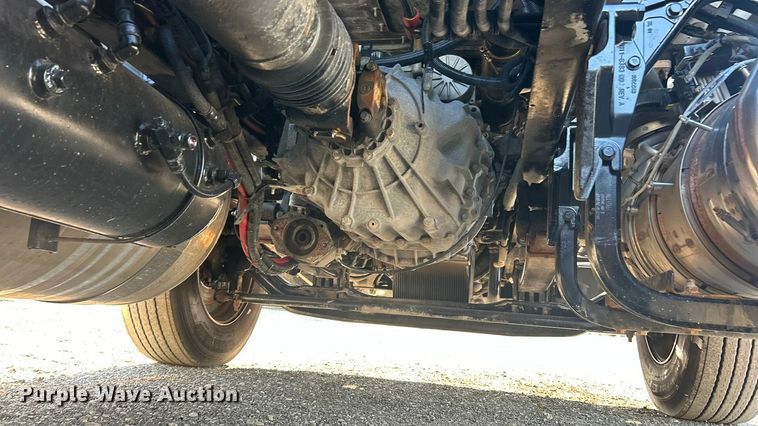 image for item ET3178 2020 Peterbilt 579 semi truck