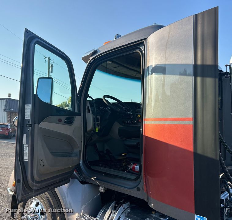 image for item ET3178 2020 Peterbilt 579 semi truck