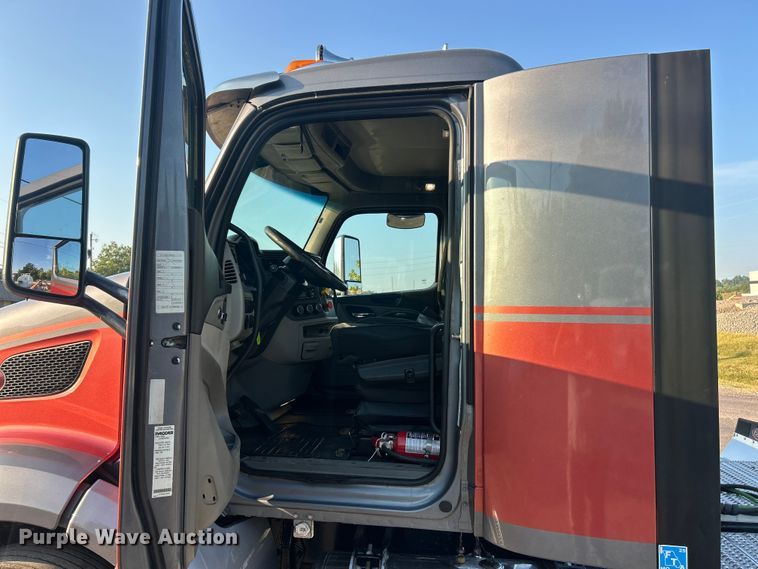 image for item ET3178 2020 Peterbilt 579 semi truck