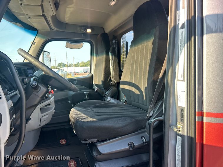 image for item ET3178 2020 Peterbilt 579 semi truck