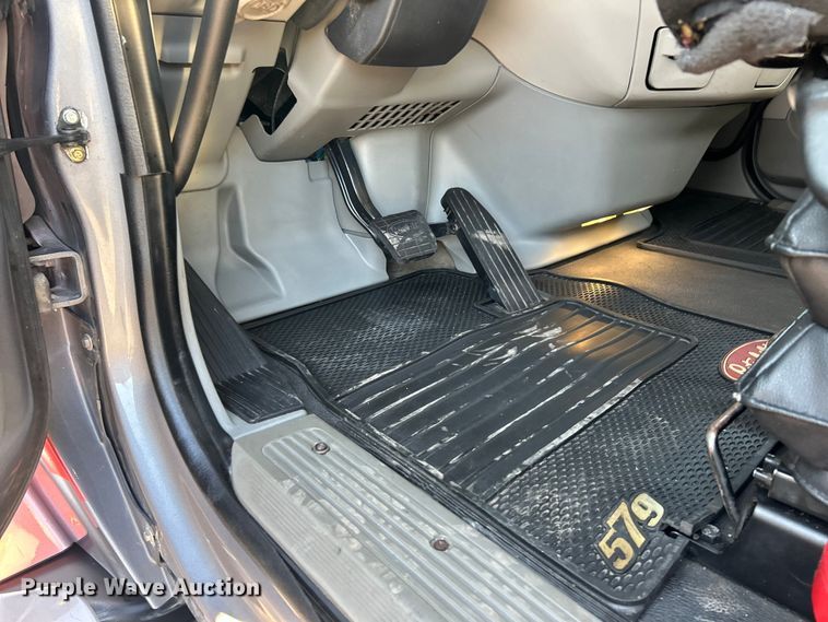 image for item ET3178 2020 Peterbilt 579 semi truck